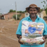 Sobradinho, BA — A sua contribuição ajuda a manter viva o espírito da Solidariedade e, desta forma, milhares de famílias recebem junto com a cesta de alimentos a certeza de um Natal mais digno e feliz.
