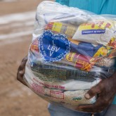 Sobradinho, BA — Cada cesta tem arroz, feijão, óleo, açúcar, leite em pó, macarrão, farinha de mandioca e de trigo, fubá, goiabada, gelatina, massa para bolo, extrato de tomate e sal. Itens essenciais e básicos para ajudar no sustento da família.