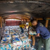Uauá, BA — Voluntários organizam as centenas de cestas para serem entregues às famílias da comunidade de Uauá, no sertão baiano.