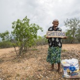 Uauá, BA — Dona Eliza é uma das pessoas que receberam a cesta de Natal da LBV. Essa gratidão com esse lindo sorriso aí só foram possíveis graças à sua ajuda!