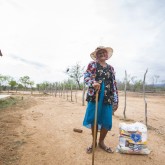 Uauá, BA — O semblante feliz dessa senhora mostra o resultado da Solidariedade. A cesta de alimentos proporciona a certeza de um Natal mais digno e feliz!