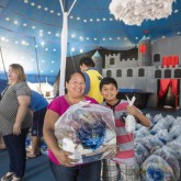 Guarulhos, SP — O sorriso estampado no rosto revela a felicidade proporcionada pela LBV durante a entrega das cestas de alimentos da campanha de Natal da Instituição.
