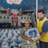Guarulhos, SP — Após receber a cesta de alimentos da LBV, atendida expressa a certeza de que terá um Natal mais digno e feliz.
 
