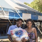 Guarulhos, SP — Com esta campanha, que é permanente, a LBV uniu esforços com parceiros e com o povo brasileiro e vai beneficiar 50 mil famílias que vivem em situação de pobreza em todo o Brasil atendidas ao longo do ano pela Instituição e por organizações parceiras.

 
