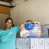 Poá, SP — Ao receberem suas cestas de alimentos, as famílias têm a certeza de que terão um digno fim de ano.

 
