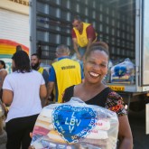 Guarulhos, SP — O sorriso estampado no rosto revela a felicidade proporcionada pela LBV durante a entrega das cestas de alimentos da campanha de Natal da Instituição.