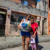 Guarulhos, SP — Cada cesta tem arroz, feijão, óleo, açúcar, leite em pó, macarrão, farinha de mandioca e de trigo, fubá, goiabada, gelatina, massa para bolo, extrato de tomate e sal. Itens essenciais e básicos para ajudar no sustento da família.