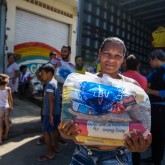Guarulhos, SP — Todos os anos, a LBV garante um Natal mais feliz a milhares de famílias. Já é uma tradição a entrega de cestas de alimentos a famílias de baixa renda em todo o País! =]
