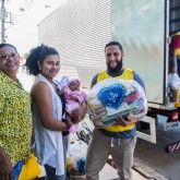 Guarulhos, SP — Ao receberem suas cestas de alimentos, as famílias têm a certeza de que terão um digno fim de ano.