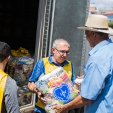 Brasilândia, SP – Dezenas de famílias receberam o presente da Campanha Natal Permanente da LBV — Jesus, o Pão Nosso de cada dia!, e voltaram para os seus lares, não somente com a cesta de alimentos, mas também com a certeza de um Natal mais feliz.
