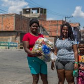 Brasilândia, SP — Famílias do bairro da zona norte de São Paulo receberam as cestas de alimento da LBV e voltaram para os seus lares com a certeza de dias mais felizes e com as esperanças renovadas.