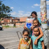 Brasilândia, SP — Por meio da campanha Natal Permanente da LBV — Jesus, o Pão Nosso de cada dia!, famílias voltaram para seus lares com um sorriso emocionado no rosto e com a certeza de um fim de ano feliz.