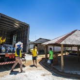 Famílias da Reserva Indígena Tenondé Porã, localizada em Parelheiros, na capital paulista, foram presenteadas com as cestas de alimentos da LBV.