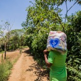 Famílias da Reserva Indígena Tenondé Porã, localizada em Parelheiros, na capital paulista, foram presenteadas com as cestas de alimentos da LBV.