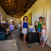 Famílias da Reserva Indígena Tenondé Porã, localizada em Parelheiros, na capital paulista, foram presenteadas com as cestas de alimentos da LBV.