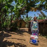 Famílias da Reserva Indígena Tenondé Porã, localizada em Parelheiros, na capital paulista, foram presenteadas com as cestas de alimentos da LBV.