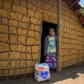 Famílias da Reserva Indígena Tenondé Porã, localizada em Parelheiros, na capital paulista, foram presenteadas com as cestas de alimentos da LBV.