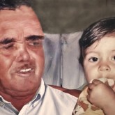 Querido pai Waldemar Zago Marquiza (1941-2011), hoje nós queremos agradecer por tudo e dizer que o amamos acima de tudo! Porque você sempre esteve aqui e sempre estará ao nosso lado. É um privilégio e um orgulho muito grande podermos chamá-lo de Pai! (Deosdete Marquiza). Na foto, Waldemar segura sua neta Ana Clara Marquiza.