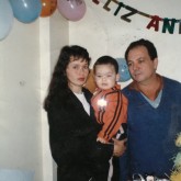A foto registra meu aniversário de 2 anos de idade, celebrado em São Paulo/SP. Na imagem, aparecem comigo minha mãe, Auzelina de Carvalho, e meu pai, João José de Souza, que está na Pátria Espiritual desde 2010. Seu João soube me ensinar muito bem a importância do trabalho — valor que, aliado à amorosidade destacável da minha mãe, proporcionou em mim a empatia e o prazer de me esforçar, sempre que possível, em favorecer o Bem às pessoas. Fica minha gratidão eterna e meu beijo na testa desse homem que sempre lutou como um leão. (Wellington de Carvalho)