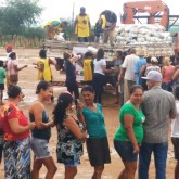 Sobradinho, BA – Dezenas de famílias que sofrem com a fome e a seca foram beneficiadas com a entrega das cestas de alimento da Campanha Natal Permanente da LBV - Jesus, o Pão Nosso de cada dia! :)
