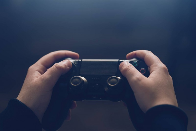 Dependência em Internet e Jogos Electrónicos