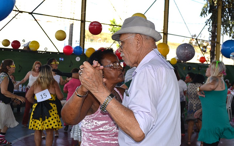 Em BH, idosos se rendem a boates, aprendem hip-hop e até dança do