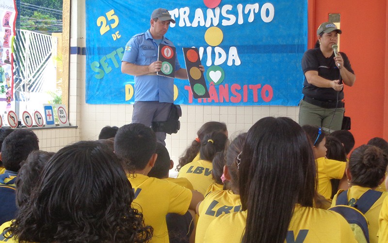 Alunos da Escola Valderleide Brandão aprendem sobre o trânsito de