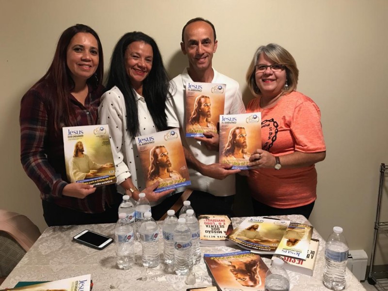 Ecumenical meeting of the New Commandment of Jesus at the home of Geraldo Henrique in Boston, Massachusetts. On the right, the minister-preacher of the Religion of God, of the Christ, and of the Holy Spirit, Conceição Albuquerque.