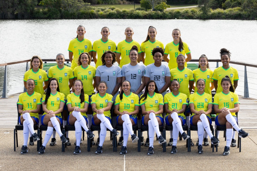 Em meio a treinos, seleção feminina faz foto oficial da Copa do