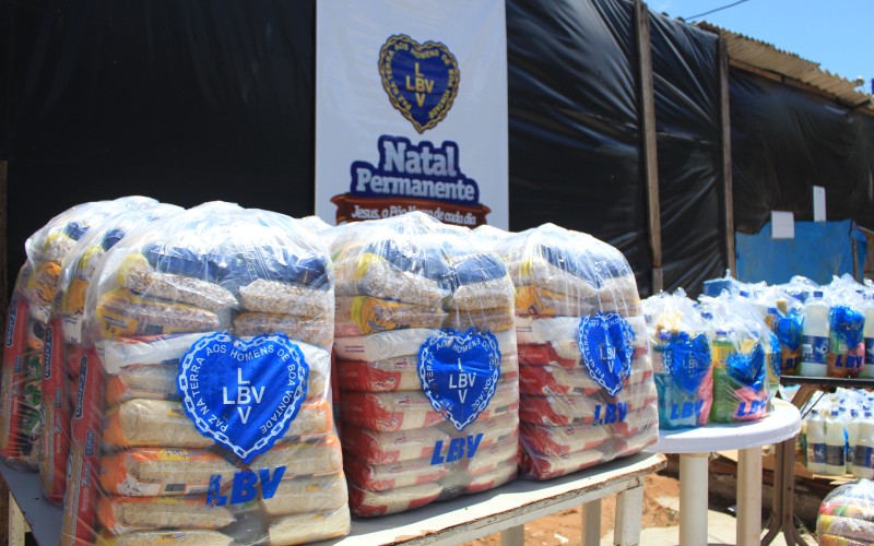 Natal, RN — Familias residentes na comunidade Tiradentes, no bairro Felipe Camarão, zona oeste da capital, receberam cestas de alimentos, kits de limpeza e peixes.