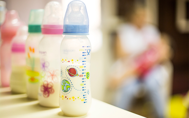 A alimentação dos bebês, que frequentam os primeiros anos escolares, também não escapa aos cuidados da equipe nutricional da Escola. As mamadeiras levam os nomes de cada aluno e são preparadas de acordo com a necessidade do pequenino. Quem tem intolerância à lactose, por exemplo, recebe um tipo especial de leite.